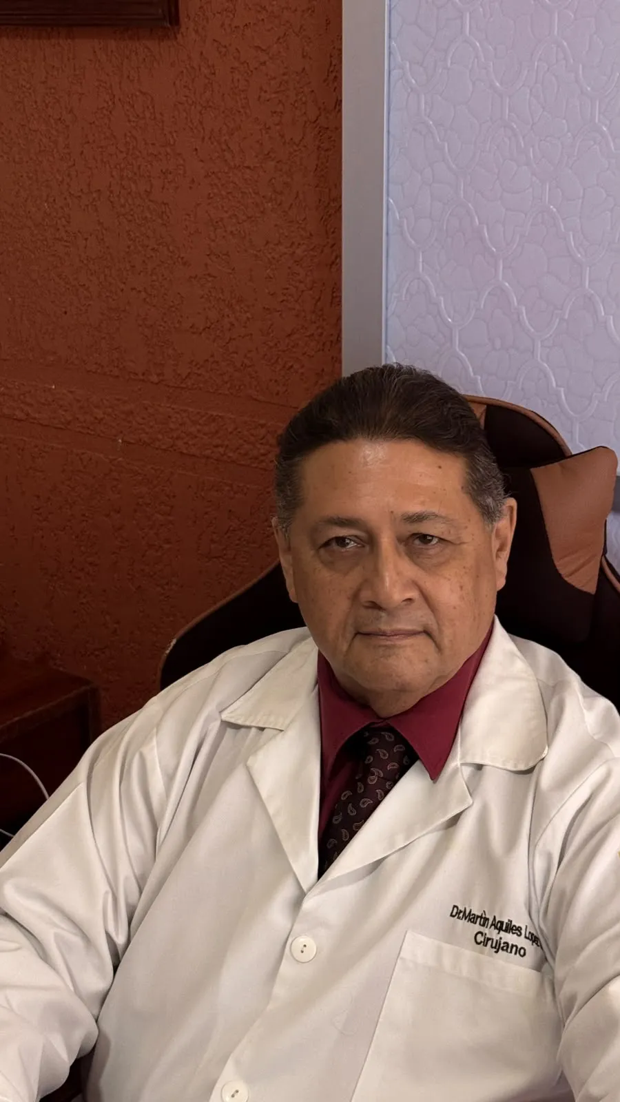 Retrato del Dr. Martín Aquiles López Gómez con bata médica